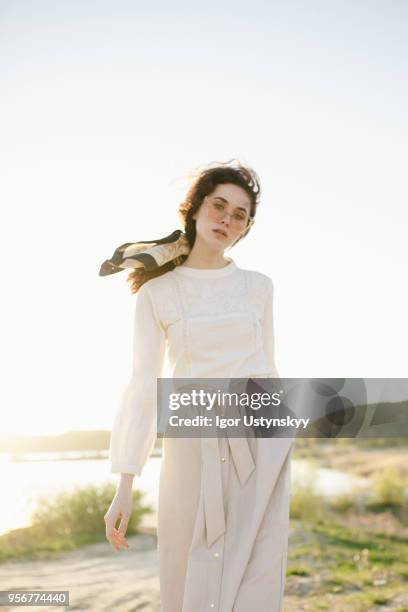 young woman posing outdoors - windy skirt - fotografias e filmes do acervo