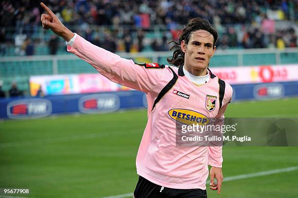 Edinson Cavani celebrates after scoring the 1:0 goal from a penalty during the Serie A match between Palermo and Atalanta at Stadio Renzo Barbera on...