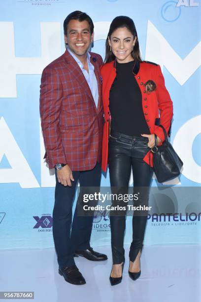 Mauricio Barcelata and Maria Jose Suarez pose for pictures during the 'Overboard ' Mexico City premiere at Cinemex Antara on May 8, 2018 in Mexico...