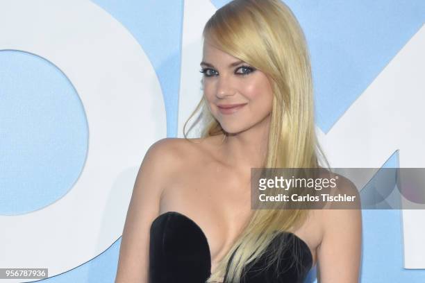 Anna Faris poses for pictures during the 'Overboard ' Mexico City premiere at Cinemex Antara on May 8, 2018 in Mexico City, Mexico.