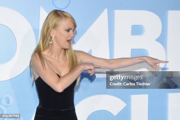 Anna Faris poses for pictures during the 'Overboard ' Mexico City premiere at Cinemex Antara on May 8, 2018 in Mexico City, Mexico.