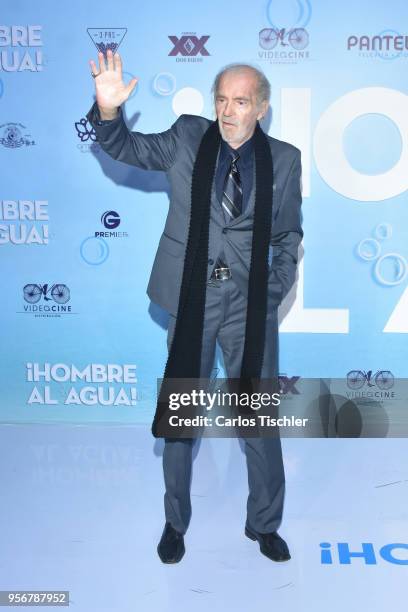 Fernando Lujan greets the crowd during the 'Overboard ' Mexico City premiere at Cinemex Antara on May 8, 2018 in Mexico City, Mexico.