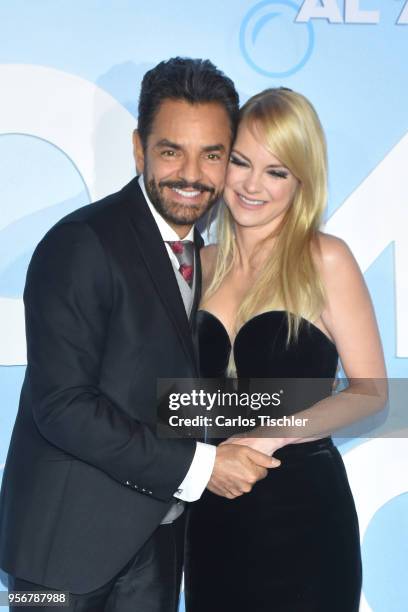 Anna Faris and Eugenio Derbez pose for pictures during the 'Overboard ' Mexico City premiere at Cinemex Antara on May 8, 2018 in Mexico City, Mexico.