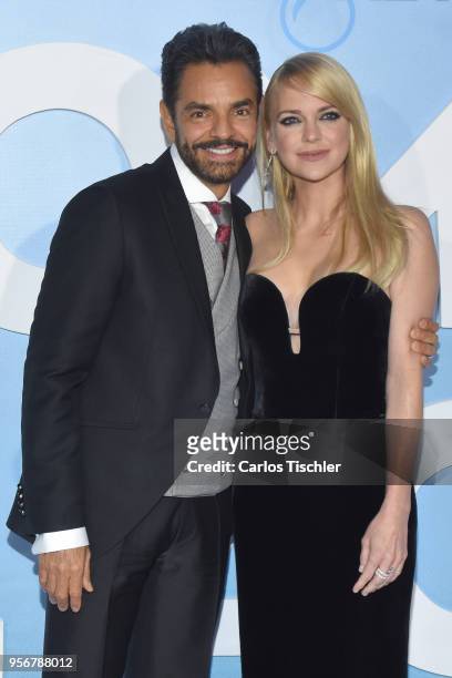 Anna Faris and Eugenio Derbez pose for pictures during the 'Overboard ' Mexico City premiere at Cinemex Antara on May 8, 2018 in Mexico City, Mexico.