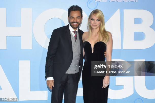 Anna Faris and Eugenio Derbez pose for pictures during the 'Overboard ' Mexico City premiere at Cinemex Antara on May 8, 2018 in Mexico City, Mexico.