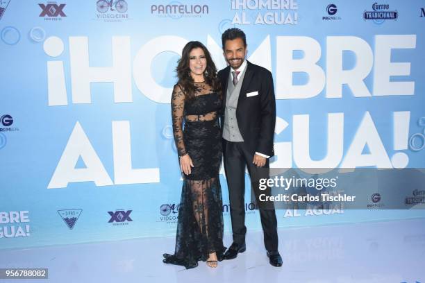 Eugenio Derbez and Alessandra Rosaldo pose for pictures during the 'Overboard ' Mexico City premiere at Cinemex Antara on May 8, 2018 in Mexico City,...
