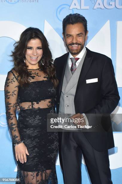 Eugenio Derbez and Alessandra Rosaldo pose for pictures during the 'Overboard ' Mexico City premiere at Cinemex Antara on May 8, 2018 in Mexico City,...
