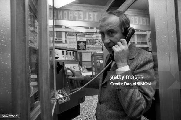 Pierre Lelong, secrétaire d?État à la Poste et aux Télécommunications, dans un nouveau modèle de cabine téléphonique le 8 octobre 1974 à Paris,...