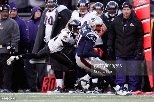 Randy Moss of the New England Patriots makes a reception against Dominique Foxworth of the Baltimore Ravens during the 2010 AFC wild-card playoff...