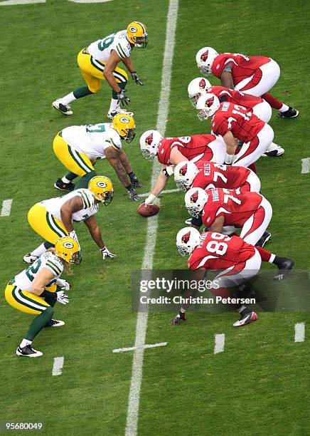 Quarterback Kurt Warner of the Arizona Cardinals lines up at the line of scrimmage against the Green Bay Packers during the first quarter of the 2010...