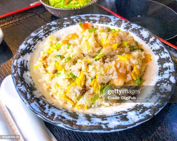 shrimp fried rice lunch meal - gebakken rijst stockfoto's en -beelden