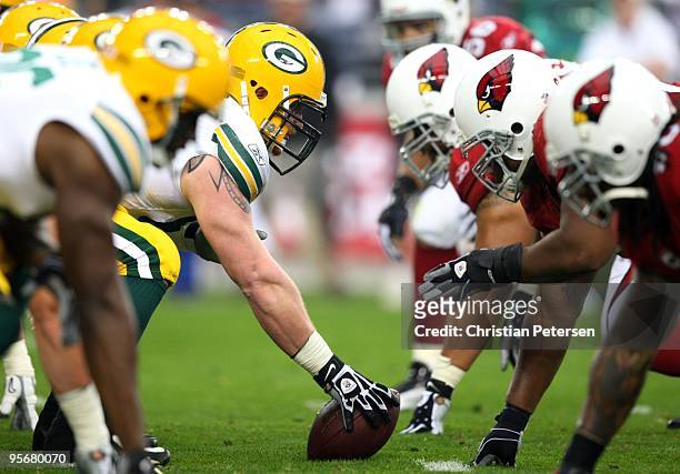 Center Scott Wells of the Green Bay Packers prepares to snap the ball against the Arizona Cardinals during the XX quarter of the 2010 NFC wild-card...
