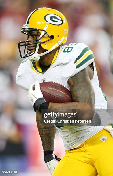 Jermichael Finley of the Green Bay Packers runs with the ball against the Arizona Cardinals during the 2010 NFC wild-card playoff game at University...