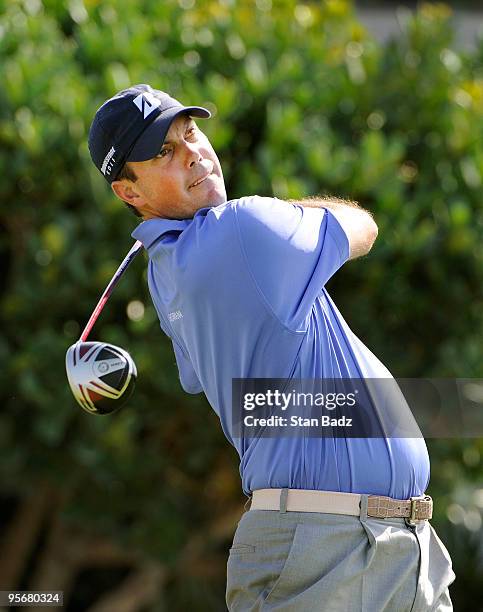 Matt Kuchar hits a drive from the first tee box during the final round of the SBS Championship at Plantation Course at Kapalua on January 10, 2010 in...