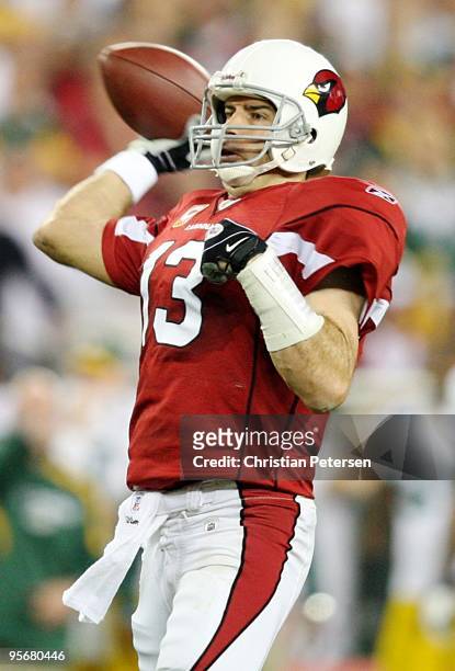 Quarterback Kurt Warner of the Arizona Cardinals throws a touchdown during the fourth quarter of the 2010 NFC wild-card playoff game against the...