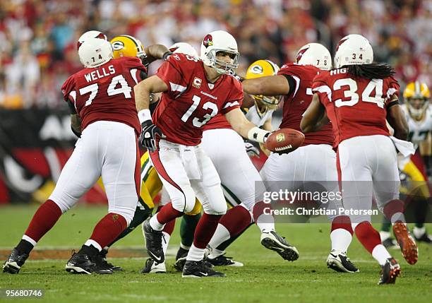 Quarterback Kurt Warner of the Arizona Cardinals hands off the ball to teammate Tim Hightower during the 2010 NFC wild-card playoff game against the...