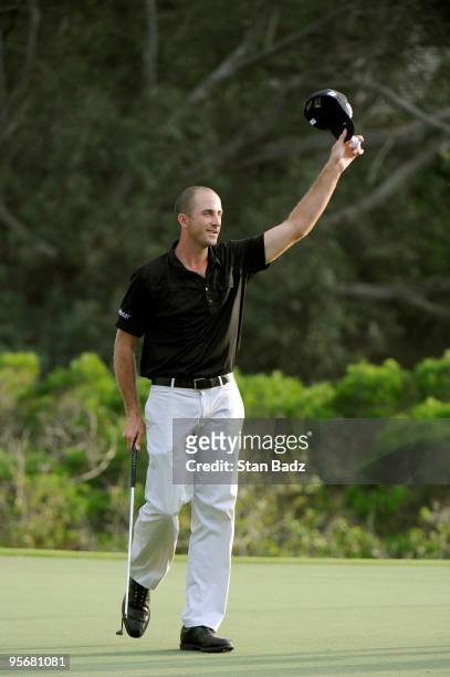 Geoff Ogilvy waves to the 18th gallery after his final putt during the final round of the SBS Championship at Plantation Course at Kapalua on January...