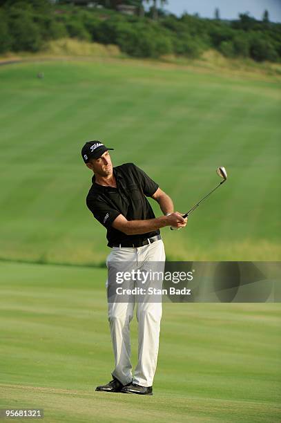 Geoff Ogilvy chips onto the 18th green during the final round of the SBS Championship at Plantation Course at Kapalua on January 10, 2010 in Kapalua,...
