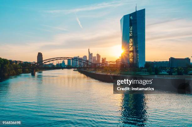 europäische zentral bank building in frankfurt - water main stock-fotos und bilder