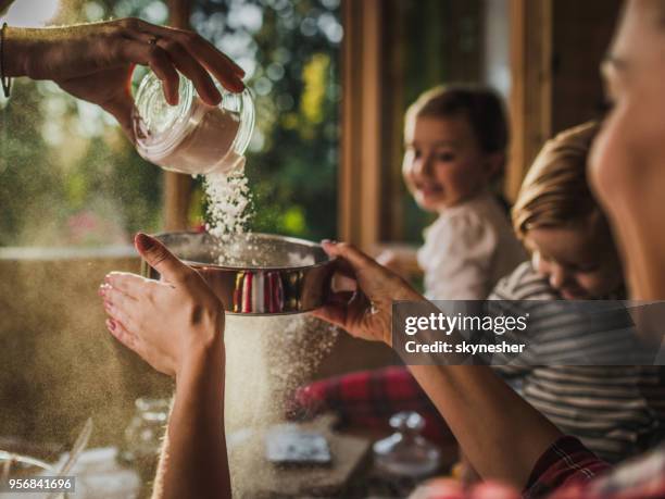 tamisage de la farine pour la fabrication de gâteau ! - sifting stock photos et images de collection