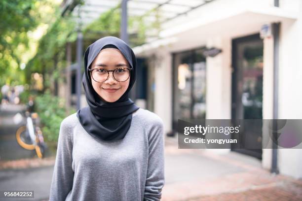 自信を持っているイスラム教徒の少女の肖像画 - hijab girl ストックフォトと画像