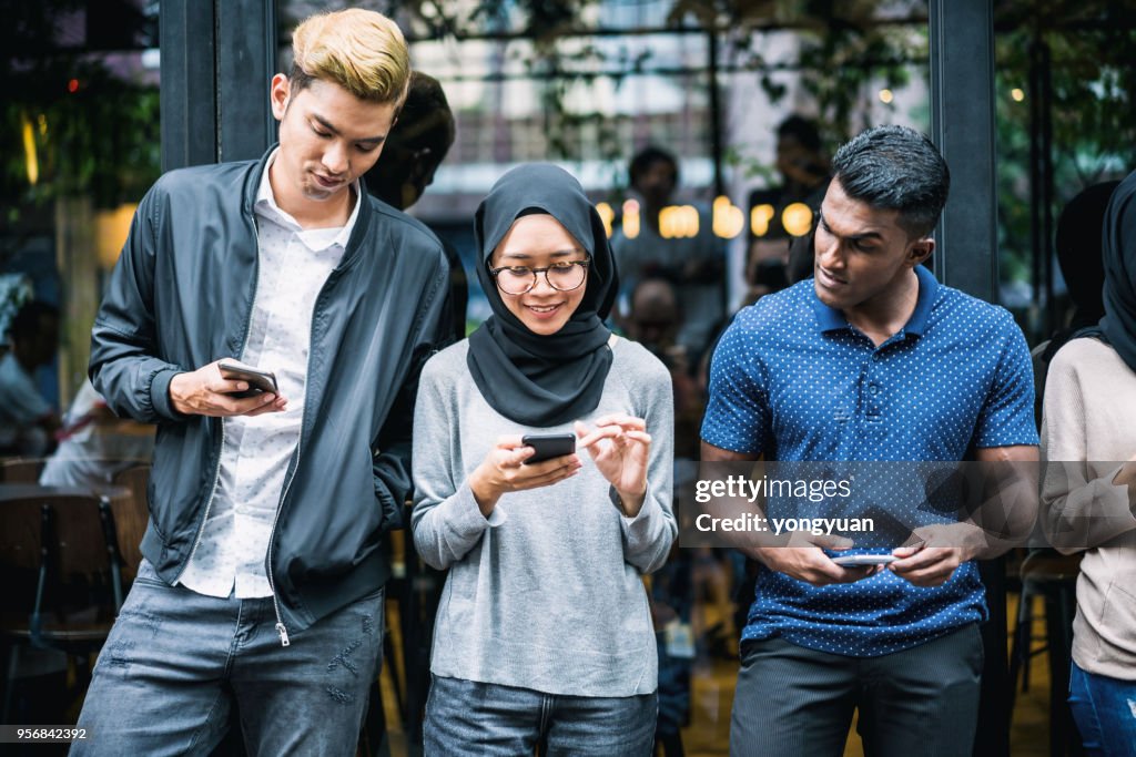 アジアの若者のスマート フォンを使用して