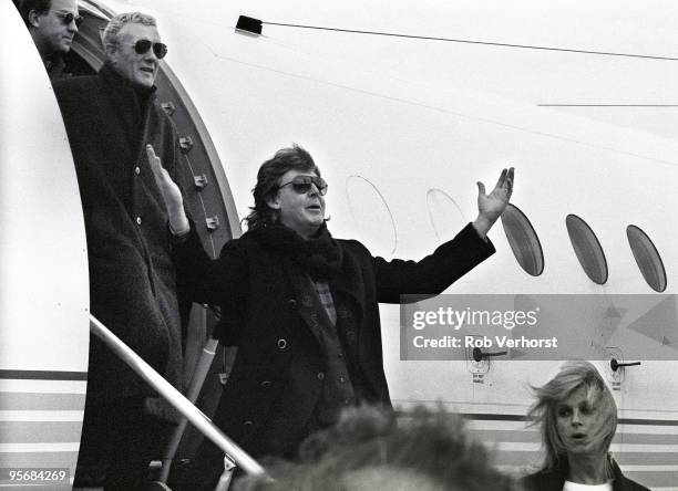 Paul McCartney and Linda McCartney arrive at Zestienhoven Airport in Rotterdam, Holland on November 07 1989. Behind Paul is Hamish Stuart and Robbie...