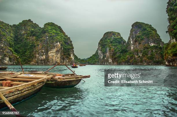 view over halong bay and rowing boats - baie d'along photos et images de collection