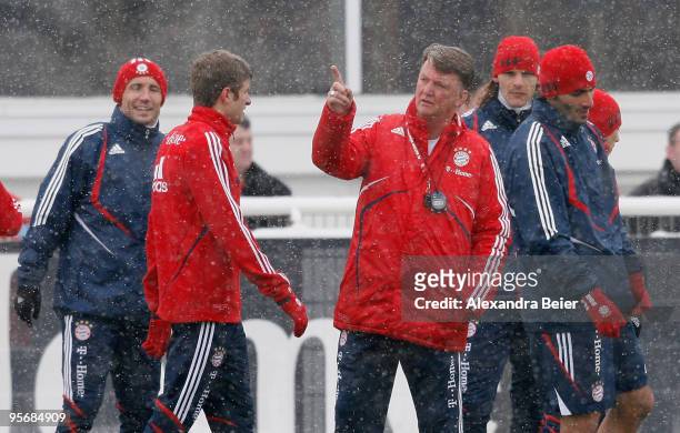 Team coach Louis van Gaal of FC Bayern Muenchen chats with Marc van Bommel, Thomas Mueller , Daniel van Buyten and Hamit Altintop during the team's...