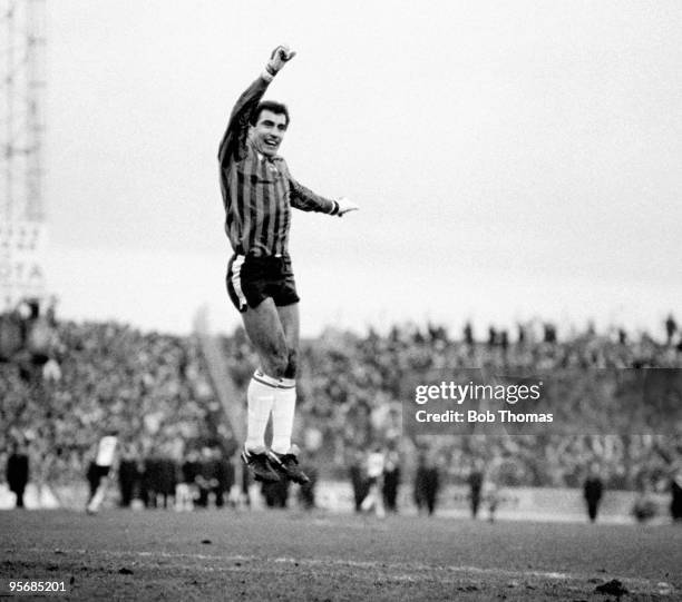 Goalkeeper Peter Shilton of Southampton celebrates after team-mate Steve Moran scores the winning goal during the Portsmouth v Southampton FA Cup 4th...