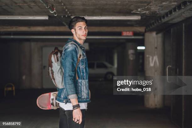 rebellische teenager skater boy - modern boy hipster stock-fotos und bilder