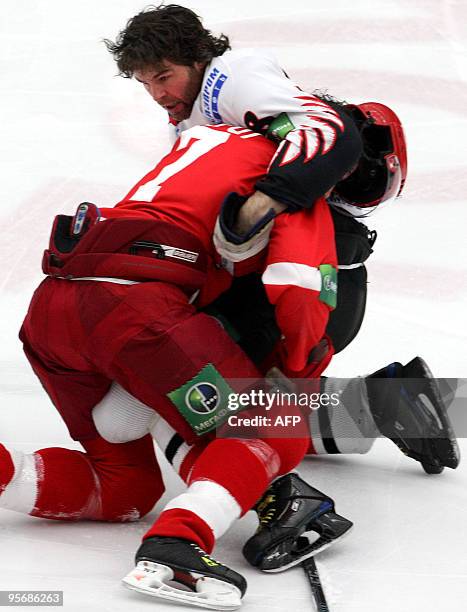 Picture taken on January 9, 2010 shows hockey players Darcy Verot of Vityaz Chekhov and Jaromir Jagr of Avangard Omsk fighting during their KHL -...