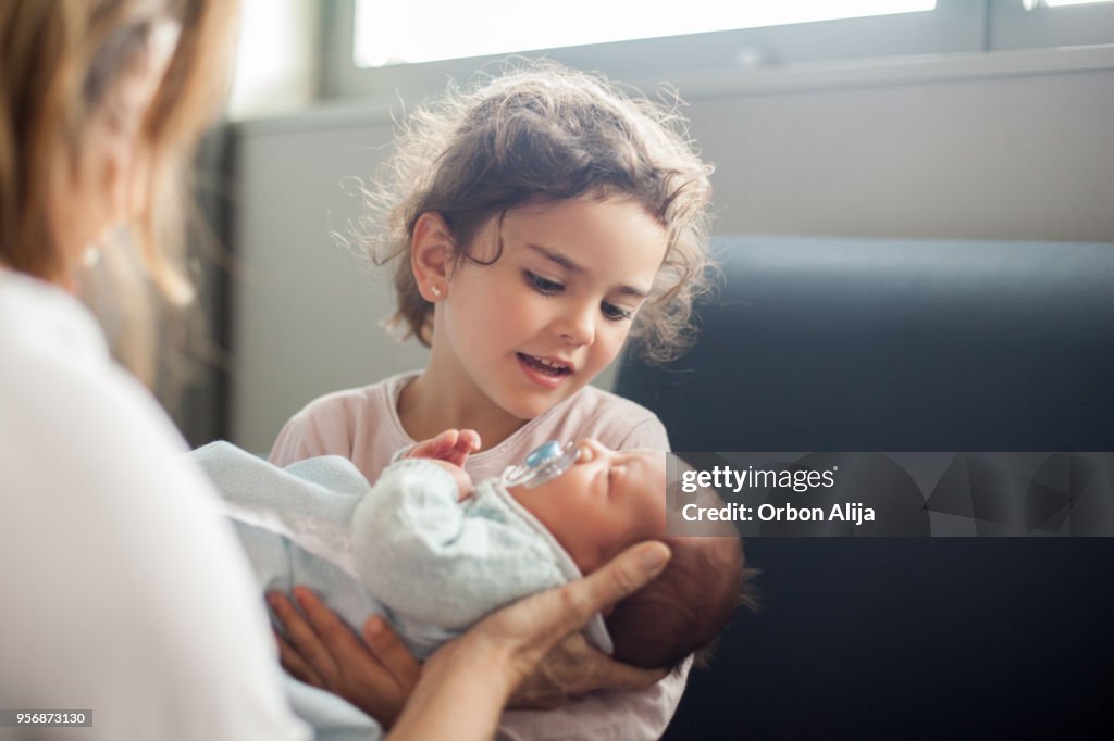 Visita in famiglia dopo il parto