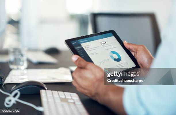 estadísticas de negocios en la forma de una aplicación - touchpad fotografías e imágenes de stock