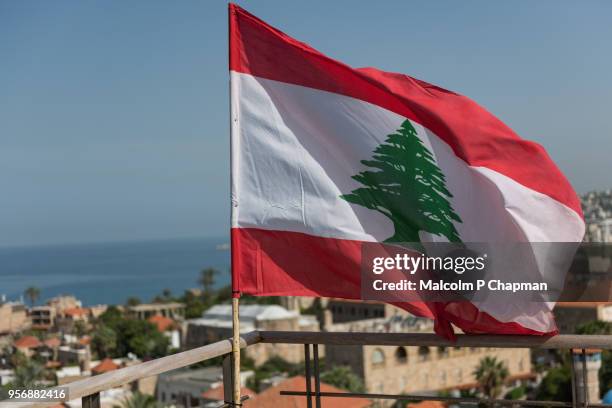 lebanese national flag waving in breeze at byblos, jbeil, lebanon - byblos stockfoto's en -beelden