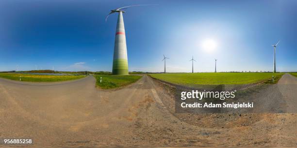 geração de energia turbinas eólicas e painéis solares no campo (panorama de 360 graus) - hdri 360 - fotografias e filmes do acervo