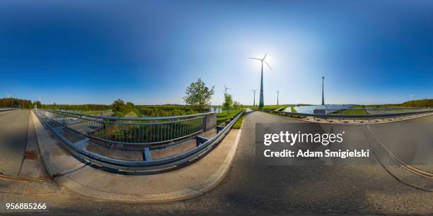 turbine eoliche che generano energia elettrica e i pannelli solari in campagna (panorama a 360 gradi) - hdri 360 foto e immagini stock