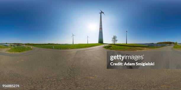 風力タービンとソーラー パネル発電田舎 (360 ° パノラマ) - 360度視点 ストックフォトと画像