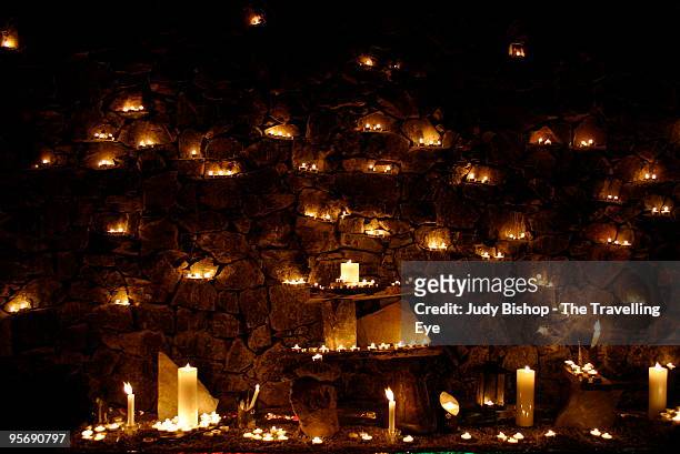 stone grotto illuminated by candlelight - cave fire 個照片及圖片檔