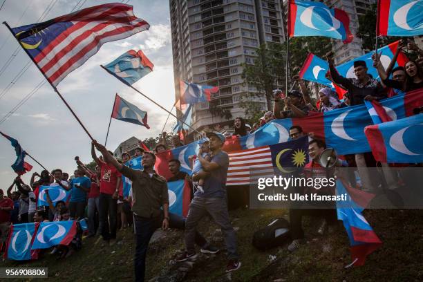 Supporters of Mahathir Mohamad, chairman of 'Pakatan Harapan' , wait for Mohamed to be sworn in as Malaysian prime minister, outside the National...