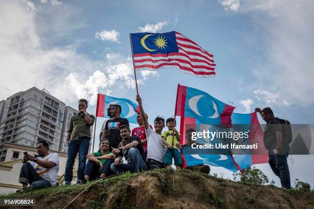Supporters of Mahathir Mohamad, chairman of 'Pakatan Harapan' , wait for Mohamed to be sworn in as Malaysian prime minister, outside the National...