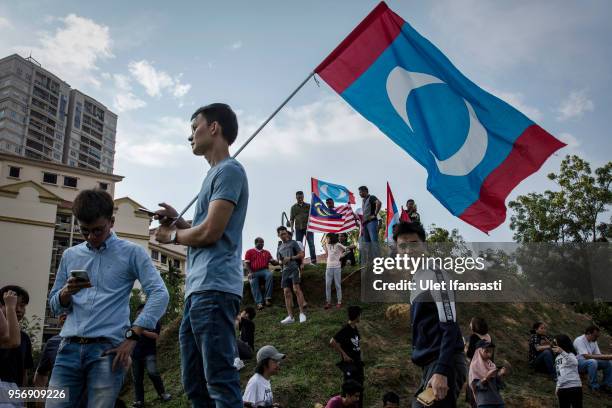 Supporters of Mahathir Mohamad, chairman of 'Pakatan Harapan' , wait for Mohamed to be sworn in as Malaysian prime minister, outside the National...