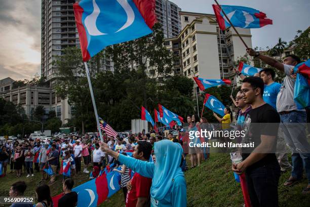 Supporters of Mahathir Mohamad, chairman of 'Pakatan Harapan' , wait for Mohamed to be sworn in as Malaysian prime minister, outside the National...