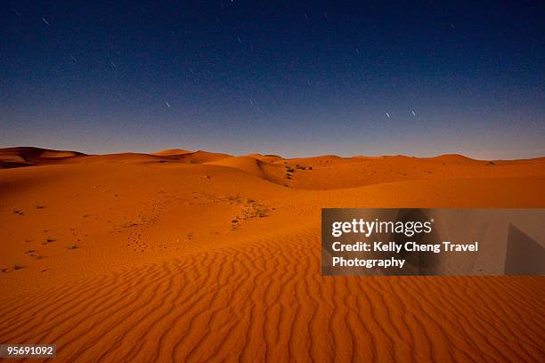 sahara desert at night - merzouga stockfoto's en -beelden