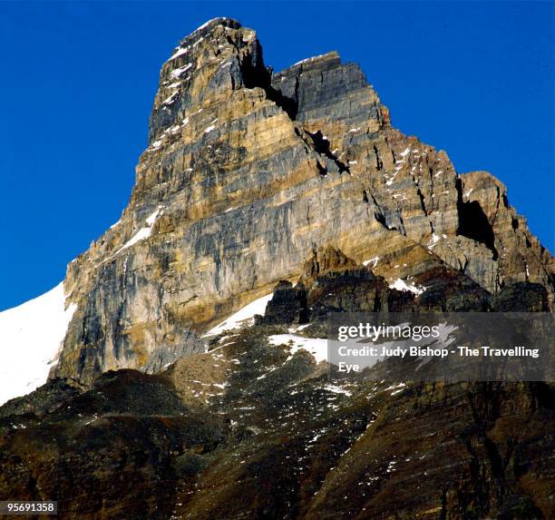 ancient rockies monolith against blue sky - judy winter stock-fotos und bilder