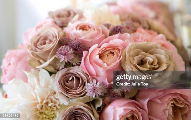 roses and dahlias - bouquet imagens e fotografias de stock