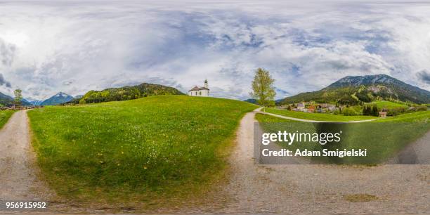 idyllische landschaft mit kleinen kirche in den alpen (360-grad-panorama) - hdri 360 stock-fotos und bilder