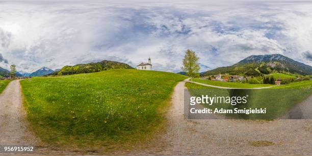 idyllische landschap met de kleine kerk in de alpen (360-graden panorama) - 360 images stockfoto's en -beelden