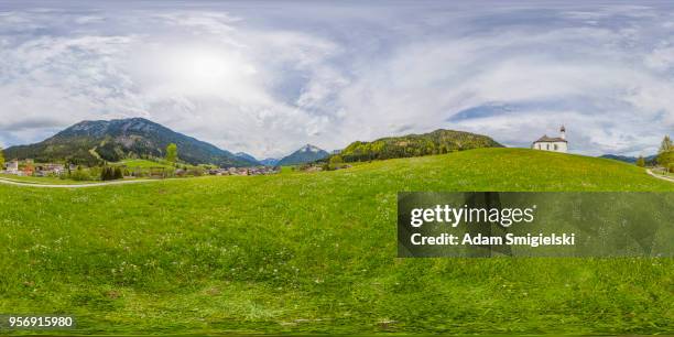 paesaggio idilliaco con piccola chiesa nelle alpi (panorama a 360 gradi) - hdri 360 foto e immagini stock