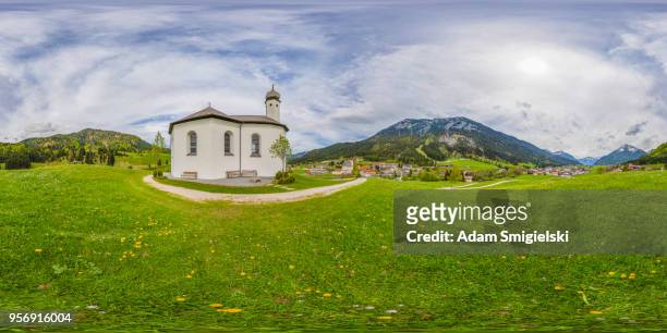 paisagem idílica com pequena igreja nos alpes (panorama de 360 graus) - hdri 360 - fotografias e filmes do acervo